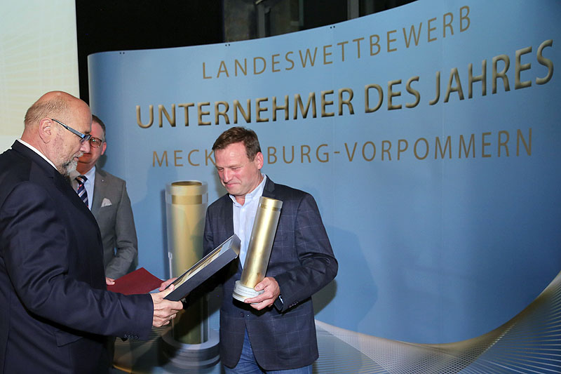 Wirtschaftsminister Harry Glawe gratuliert Armin Kremer von der Mecklenburger Landpute GmbH 