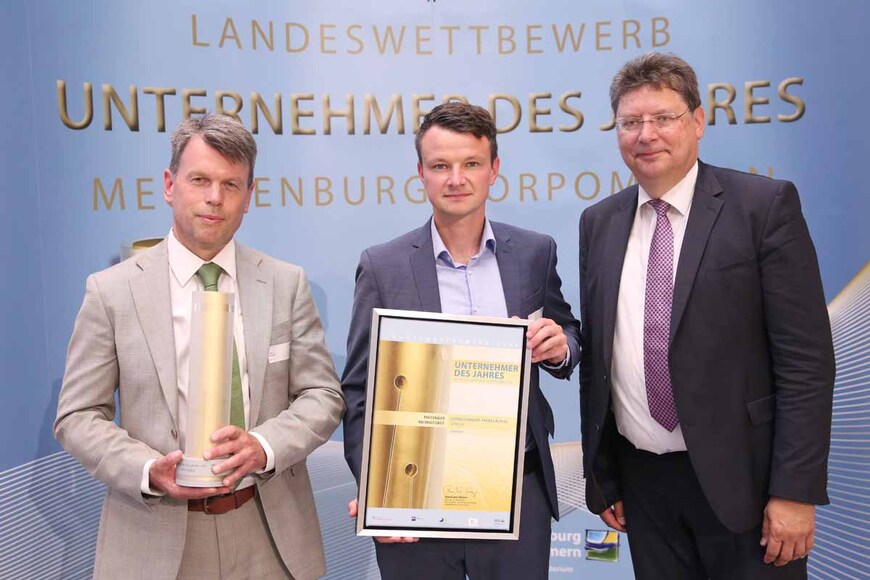 Caspar Baumgart und Julian Höhn von der WEMAG AG - Schwerin (Preisträger Nachhaltigkeit) mit Wirtschaftsminister Reinhard Meyer 