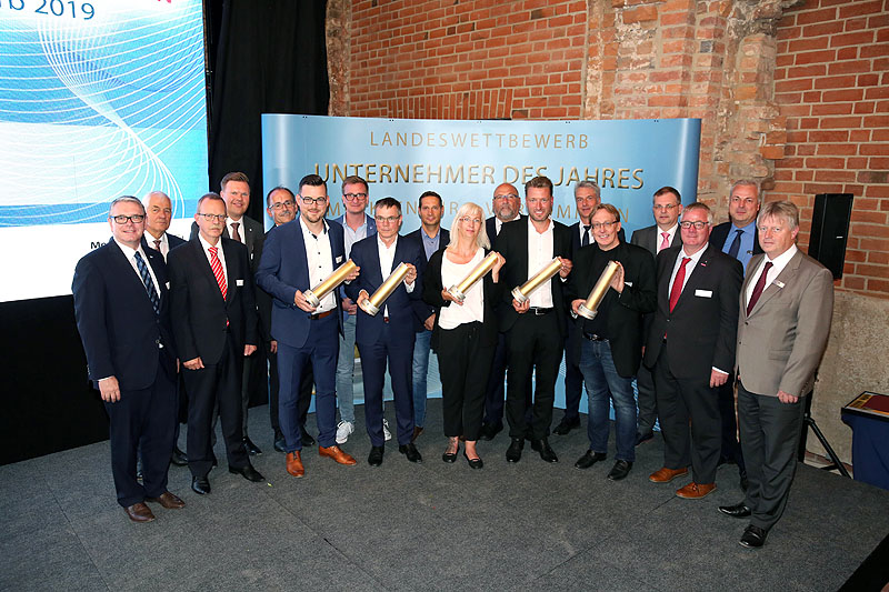 Preisträger und Finalisten des Wettbewerbes Unternehmer des Jahres 2019 gemeinsam mit den Trägern des Preises 