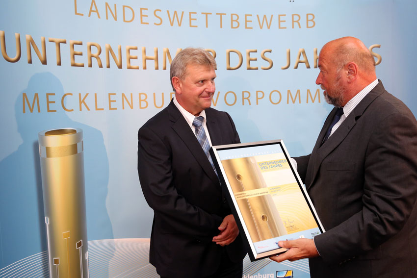 Minister für Wirtschaft, Arbeit und Gesundheit Harry Glawe gratuliert Rainer Käning (Geschäftsführer Reparatur- und Anlagenbau GmbH) zum Sonderpreis Wandlungsfähigkeit durch Innovation 