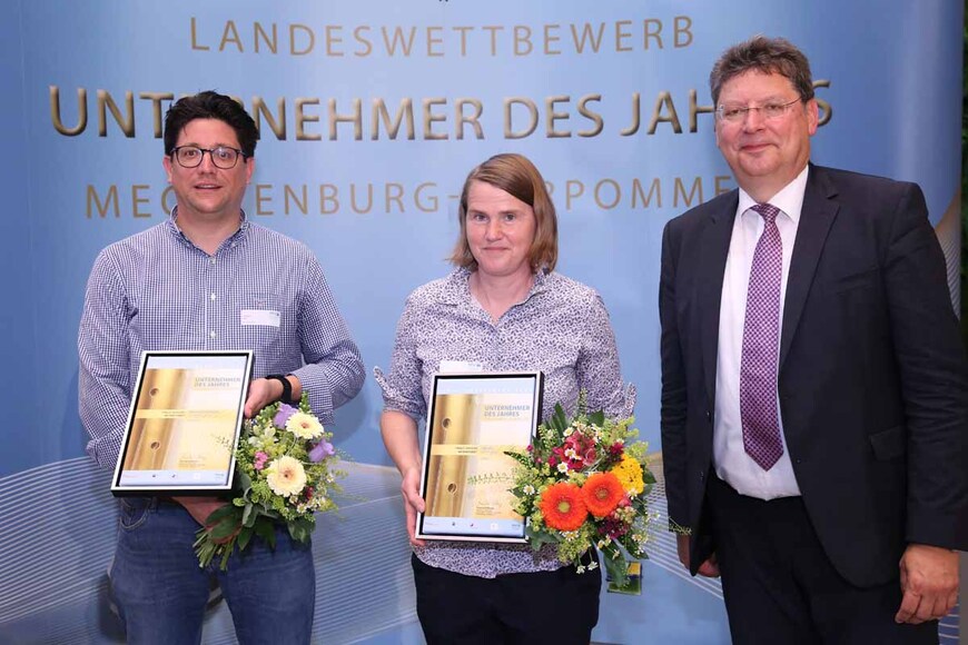 Finalisten „Nachhaltigkeit“ Thorsten Falk (Falk Seehotels GmbH) und Anja Frey (Alte Tischlerei) mit Wirtschaftsminister Reinhard Meyer 