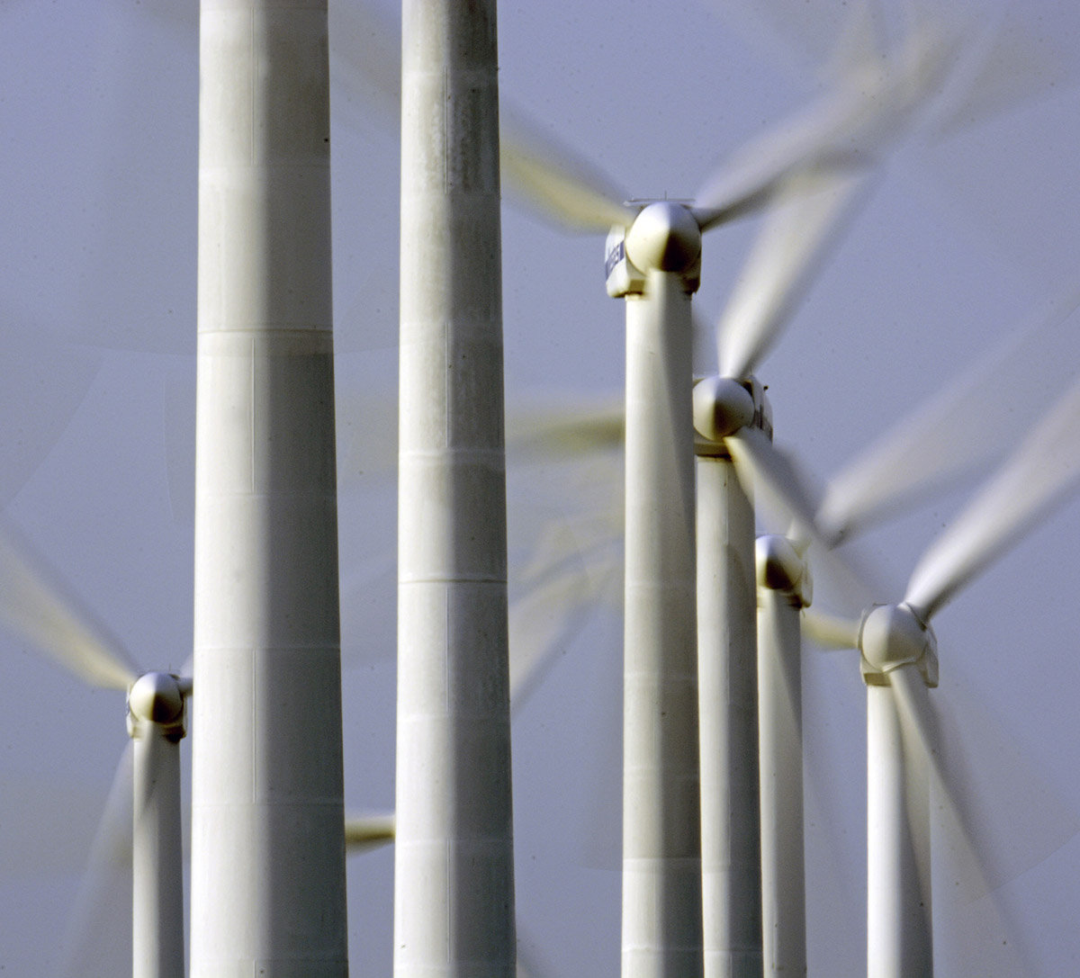 Windkraftanlagen mit drehenden Rotoren bei Barth